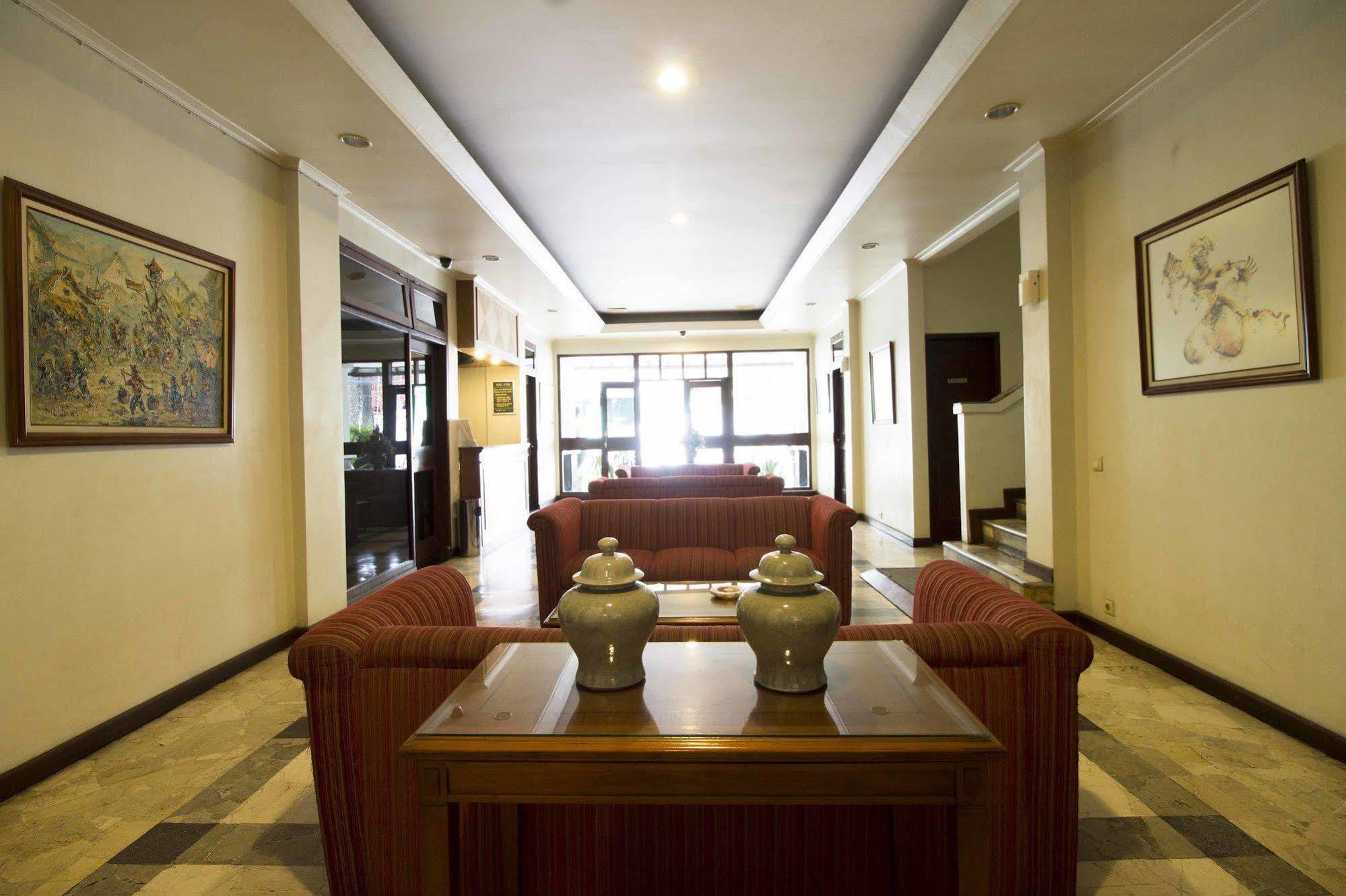 Reddoorz @ Dago Hotel Bandung Eksteriør billede